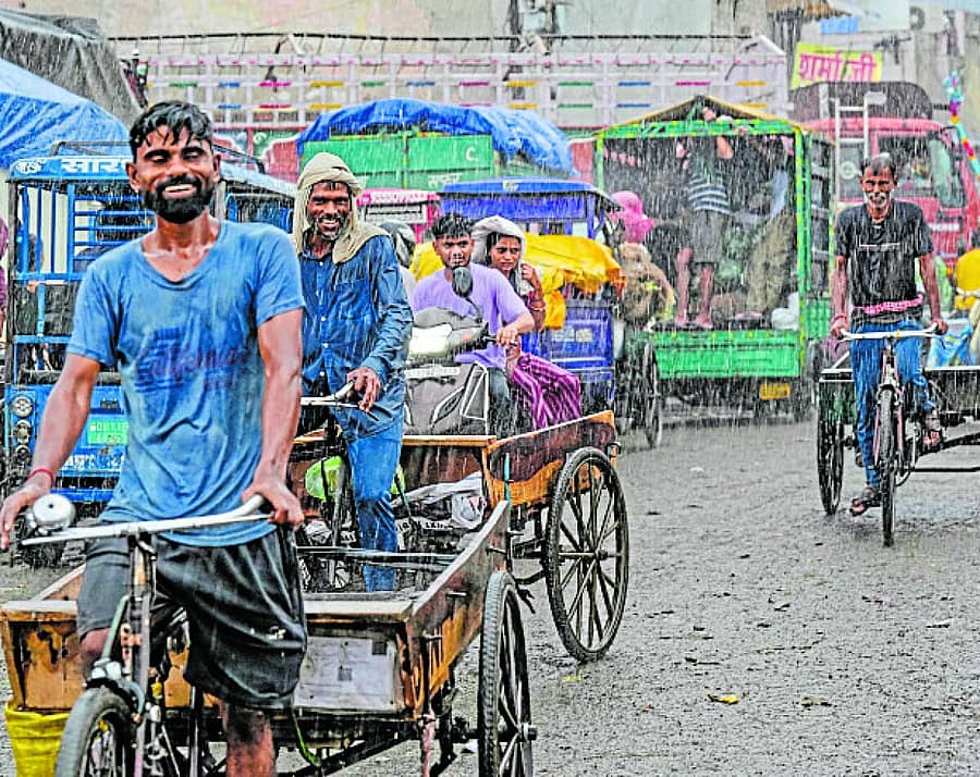 <div class="paragraphs"><p>ನವದೆಹಲಿಯಲ್ಲಿ ಸೋಮವಾರ ಮಳೆಯ ನಡುವೆ ರಸ್ತೆಯಲ್ಲಿ ಸಾಗಿದ ಕೂಲಿ ಕಾರ್ಮಿಕರು– ಪಿಟಿಐ ಚಿತ್ರ</p></div>